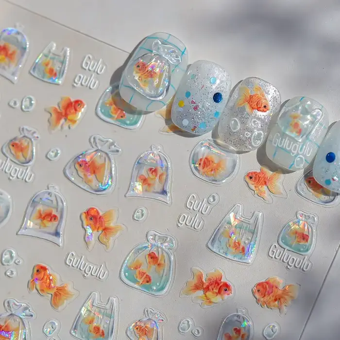 Pêche dorée Cavort eau herbe fleur de Lotus feuille carpe cassée Koi ondulation gouttelette bulles d