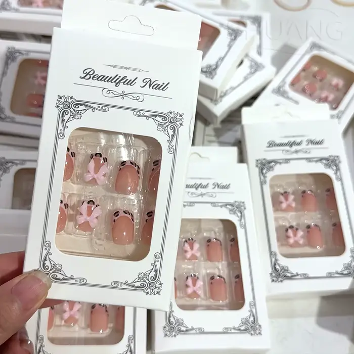 24 pièces court carré léopard français faux ongles 3D rose nœud papillon presse