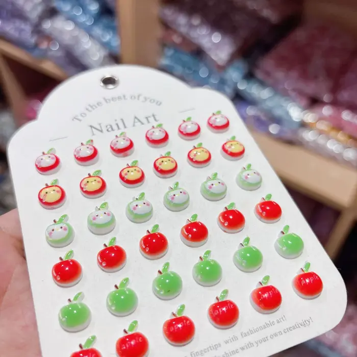 100 pièces/paquet de breloques pour ongles en forme de pomme de dessin animé 9×12mm - Décorations d'ongles en résine