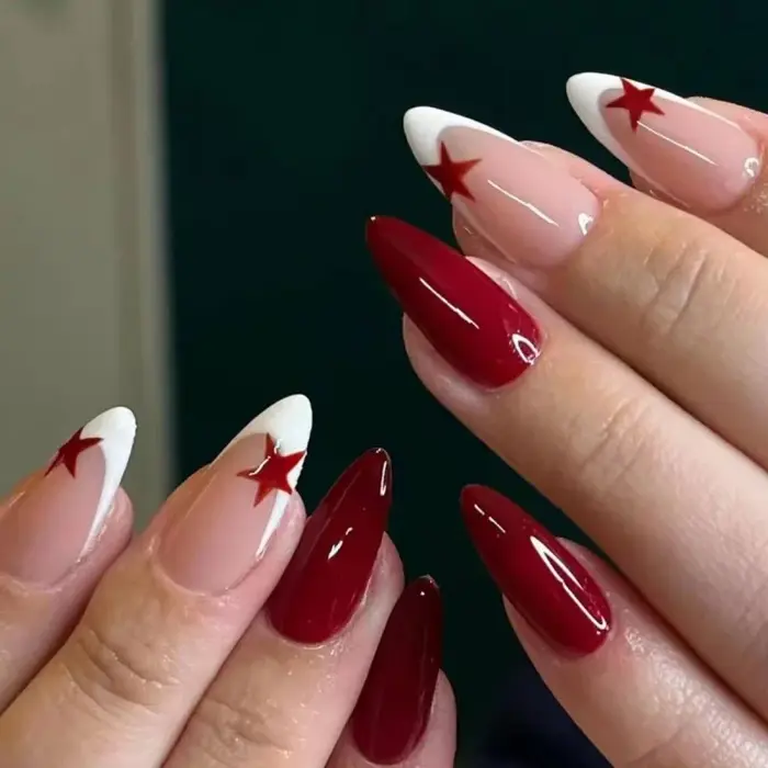 24 faux ongles brillants en forme d'étoile rouge avec une pointe gris-blanc