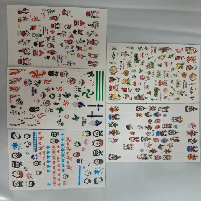 Autocollants pour ongles sur le thème de Noël avec des rennes, des flocons de neige et des motifs de