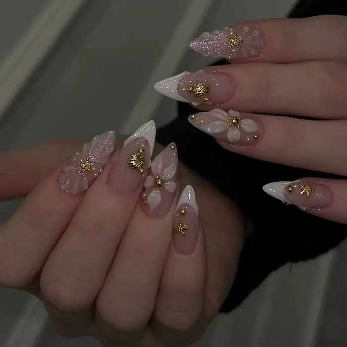 24 pièces de luxe or 3D presse florale sur les ongles amande vague métallique faux