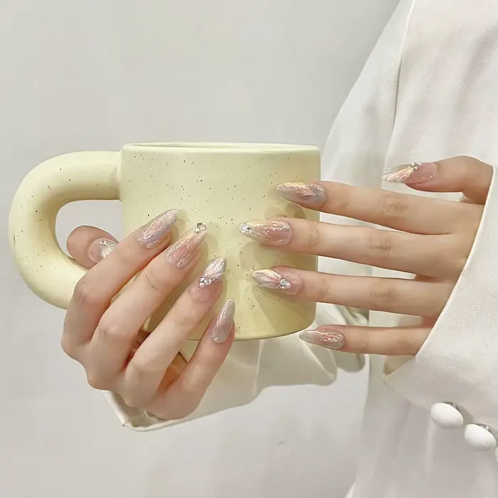 Presse à la main sur les ongles bleu aurore sirène faux