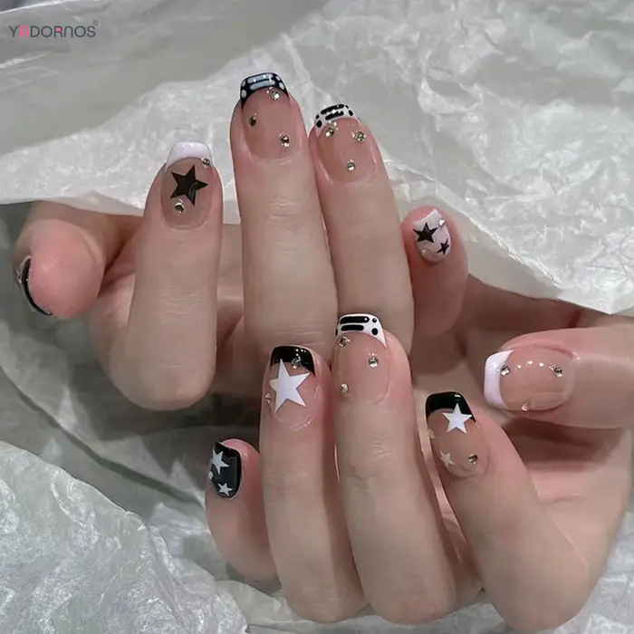 Faux ongles carrés courts Style Y2K, 24 pièces, pointes françaises blanches/noires, motifs étoiles e