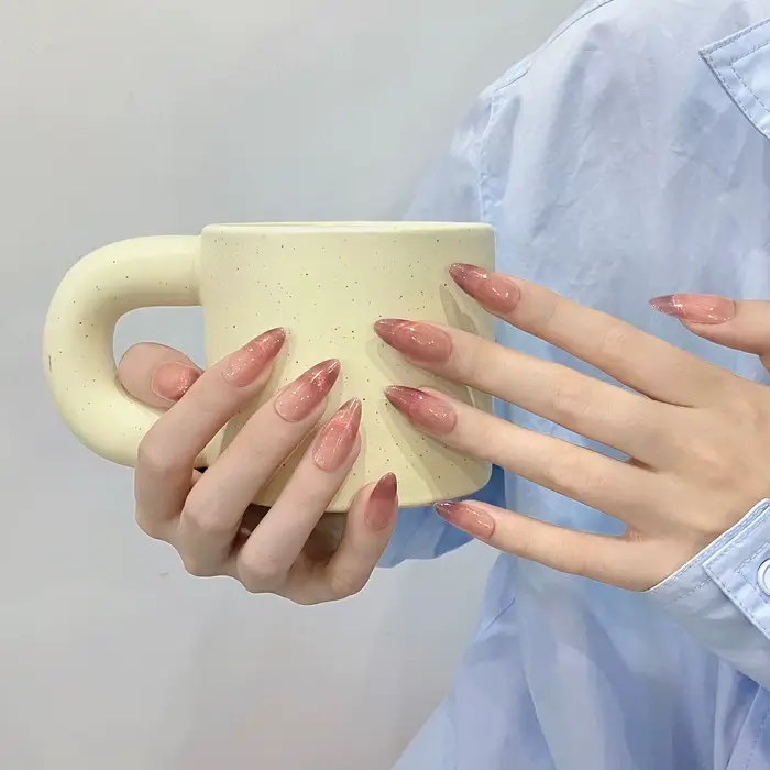 Presse à la main sur les ongles rose faux