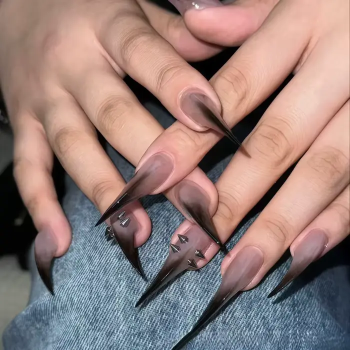 10 pièces de faux ongles ultra-longs et pointus, de couleur dégradée noire avec décorations métalliq