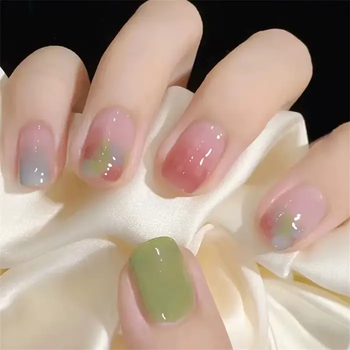 Faux ongles cercueil ronds courts avec encre de colle et motif de teinture Halo