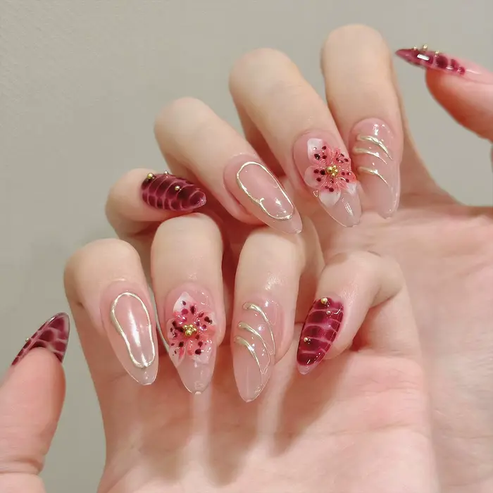 Presse à la main sur les ongles amande faux