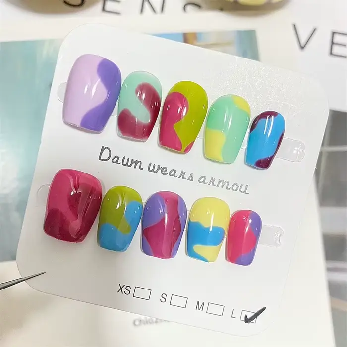 Presse courte faite à la main sur le design de blocage des ongles, breloques colorées artificielles