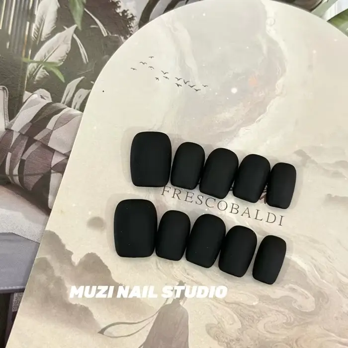 10 faux ongles mats noirs faits à la main