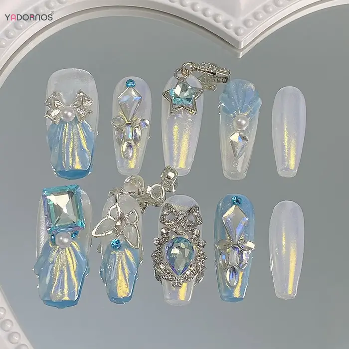 Faux ongles faits à la main