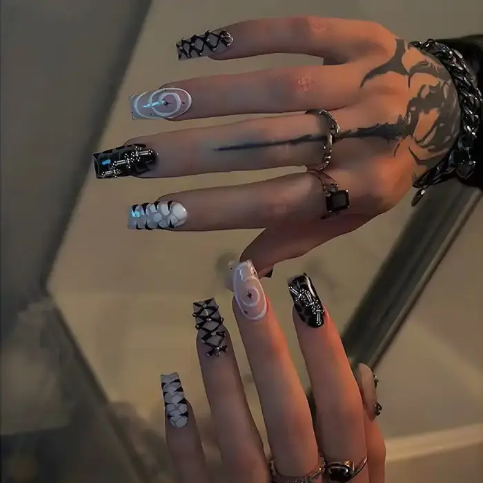 24 faux ongles noirs et blancs de style punk gothique