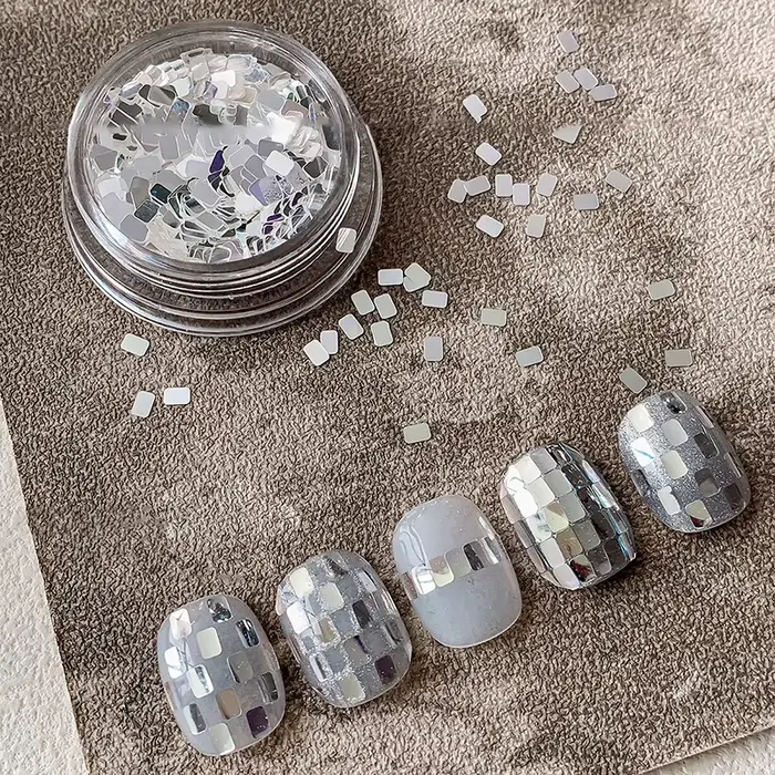 Bijoux pailletés argentés carrés minimalistes pour ongles