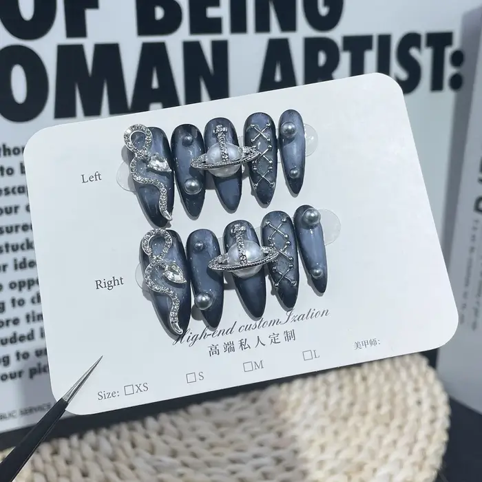 Presse cosmique mystérieuse sur les ongles