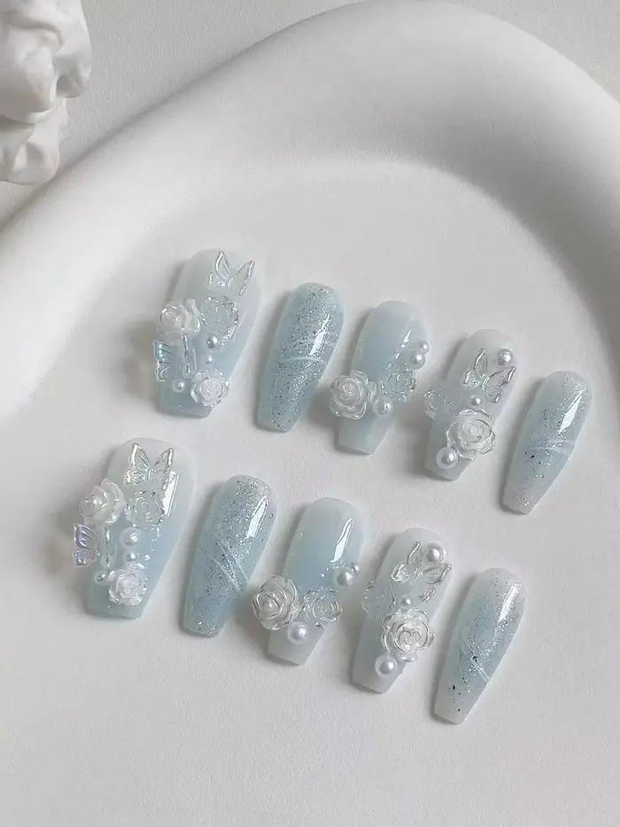 Lot de 10 faux ongles longs en forme de cercueil, faits à la main en bleu clair avec un design trans