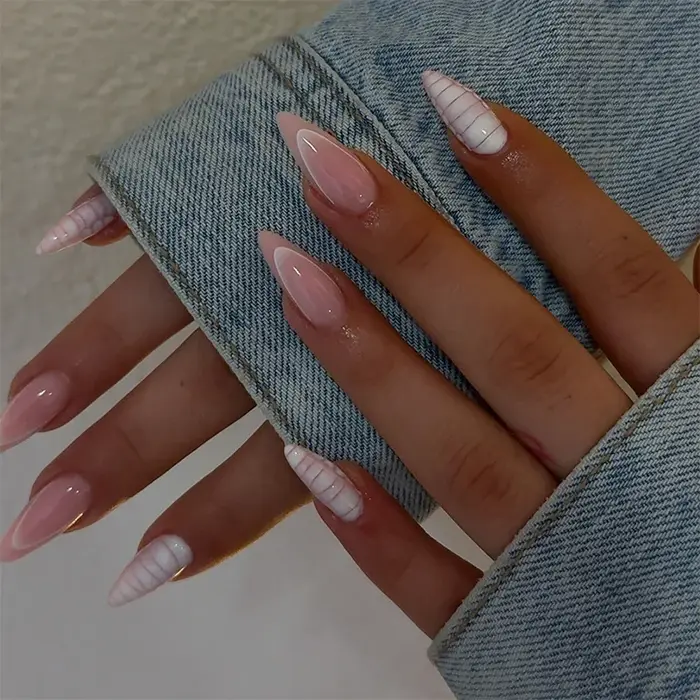 Lot de 24 faux ongles amande français marron mi-longs à presser