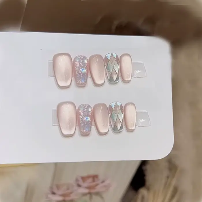 Ongles faits à la main en forme d'oeil de chat