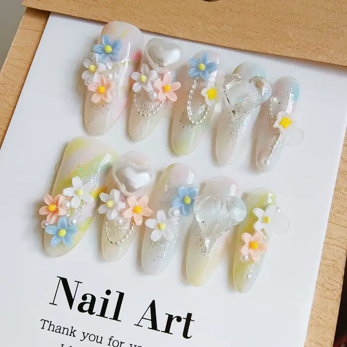 Faux ongles faits à la main