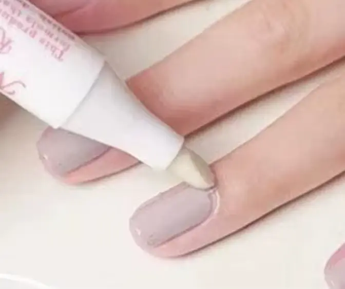 Stylo démaquillant pour vernis à ongles