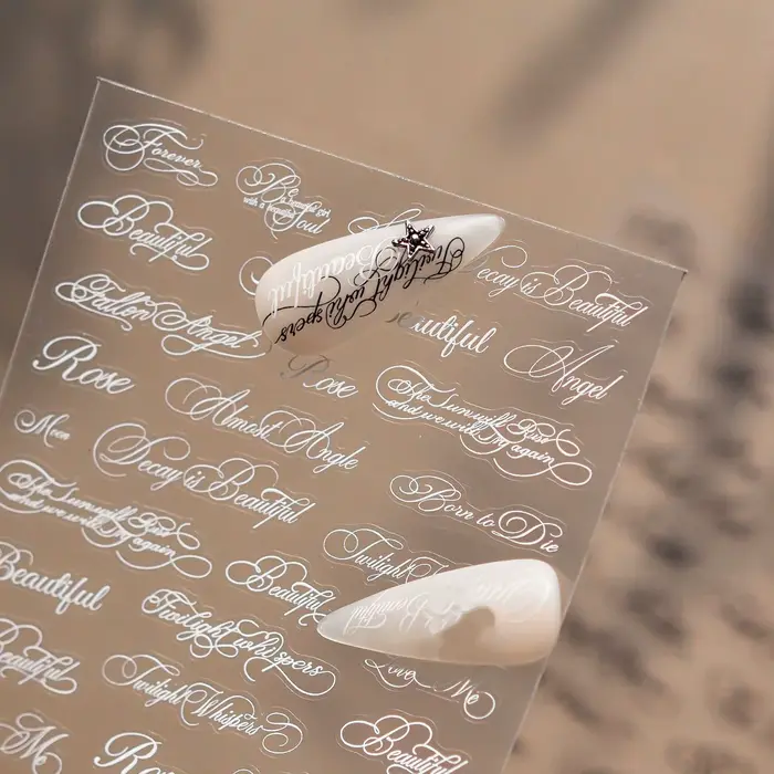Autocollants pour ongles en lettres romaines noires et blanches