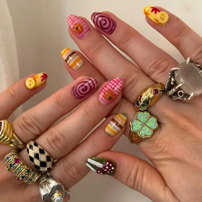 24 faux ongles à presser en amande
