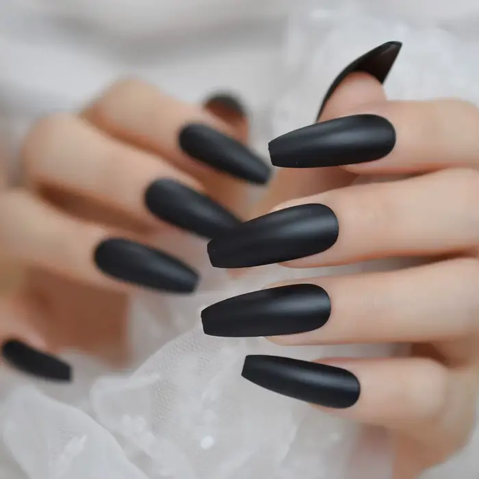 Faux Ongles noirs givrés