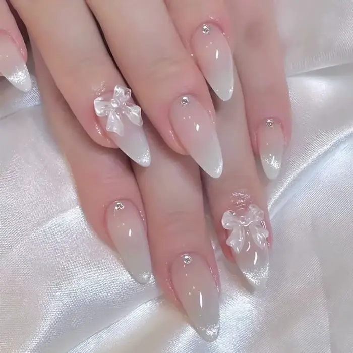 24 faux ongles à presser de style français, avec nœud papillon 3D à pointe diamantée, pour femmes et