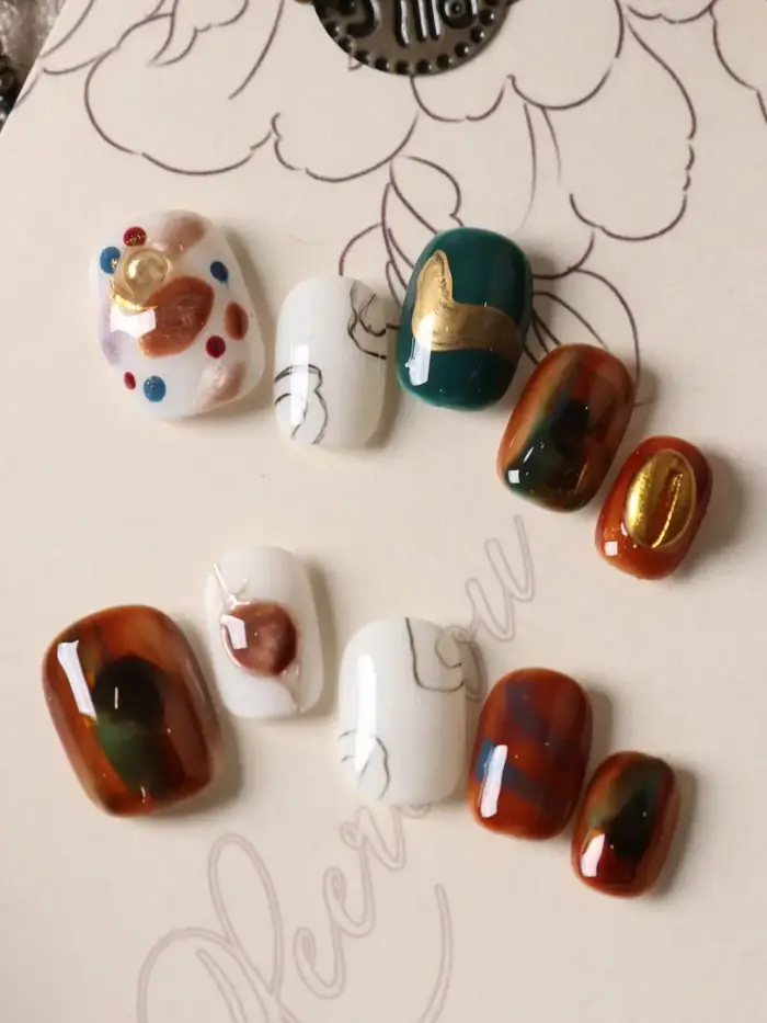 Lot de 10 faux ongles à presser marron et blancs