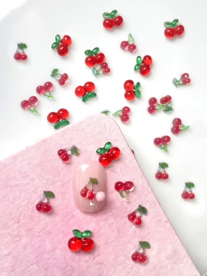 50 pièces de décorations d'ongles en résine de cerise rouge 3D de tailles variées