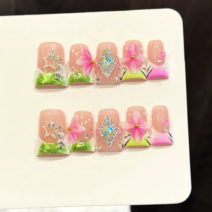 10 faux ongles faits à la main en forme de canard, fleurs délicates, blanches et polyvalentes, adapt