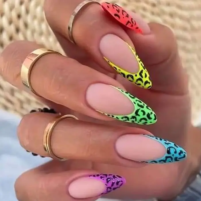 Faux ongles moyens pour femmes et filles, dégradé violet bleu vert rouge noir imprimé léopard, pointes carrées en amande à pression
