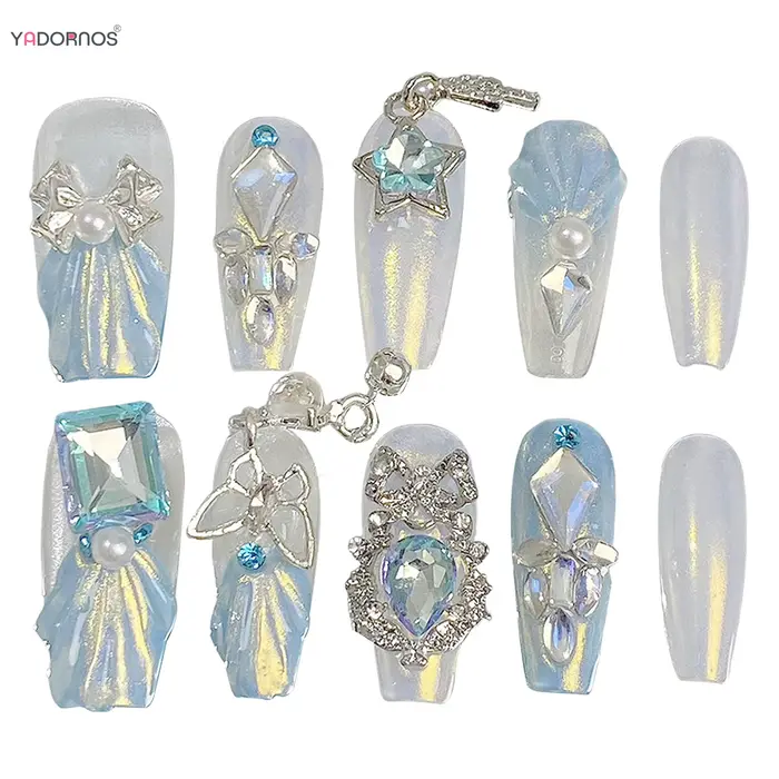 Faux ongles faits à la main