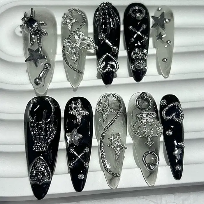 Jirai japonais épices filles presse à la main sur les ongles Y2K noir blanc longue pointe Nail Art 3D papillon étoile