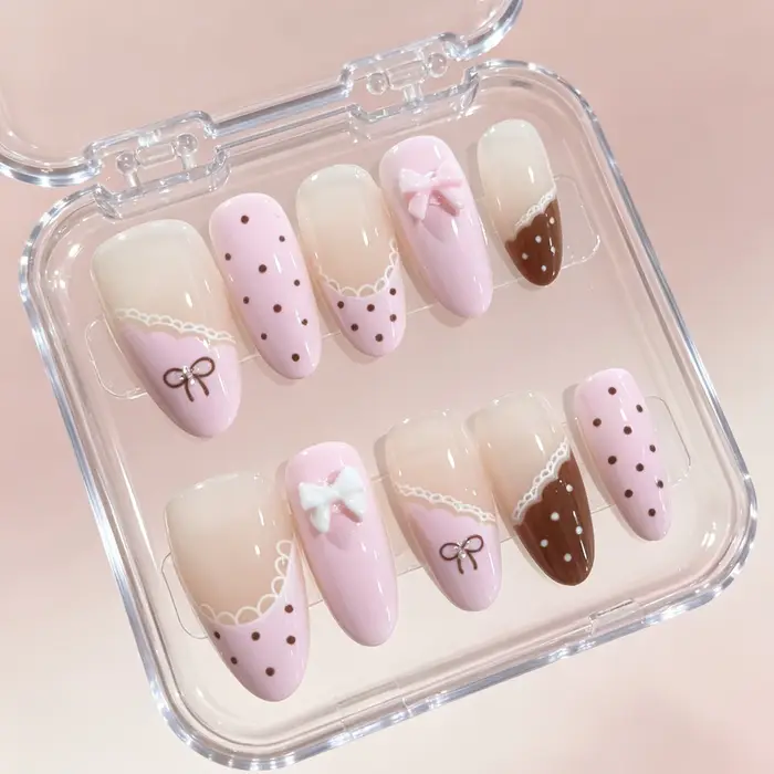 10 faux ongles en forme d'amande pressés à la main