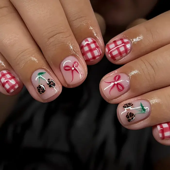 24 faux ongles courts carrés à motif géométrique rétro