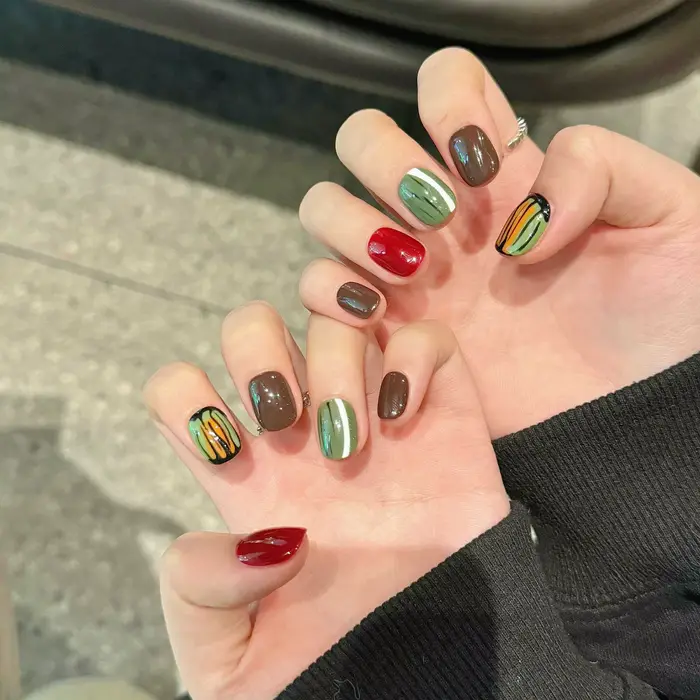 Presse à la main sur les ongles mignon court rond faux
