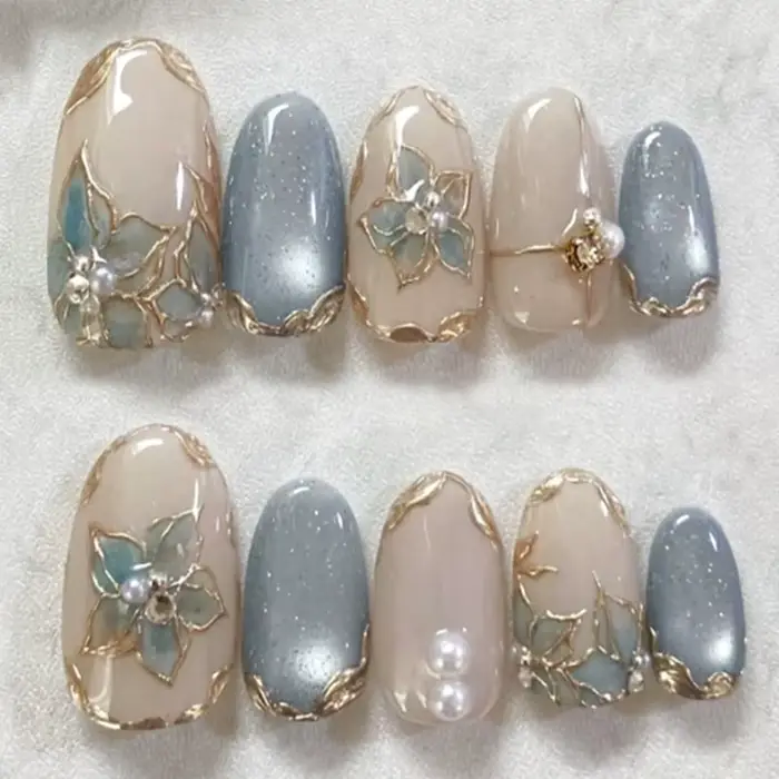24 faux ongles courts en amande bleu œil de chat avec bordure dorée