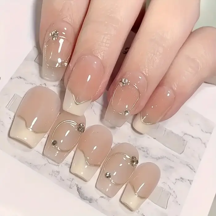 Faux ongles français faits à la main