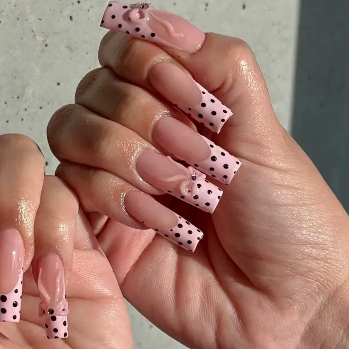 Faux ongles à pois roses