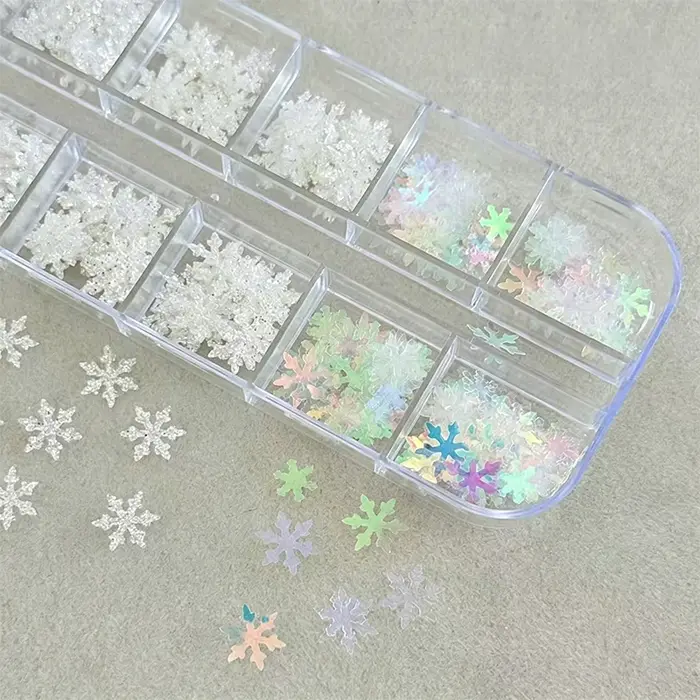 12 grilles de paillettes et décorations pour ongles en forme de flocons de neige variés, avec des tranches de paillettes blanches et des flocons de neige d'hiver, pour la décoration DIY des ongles de