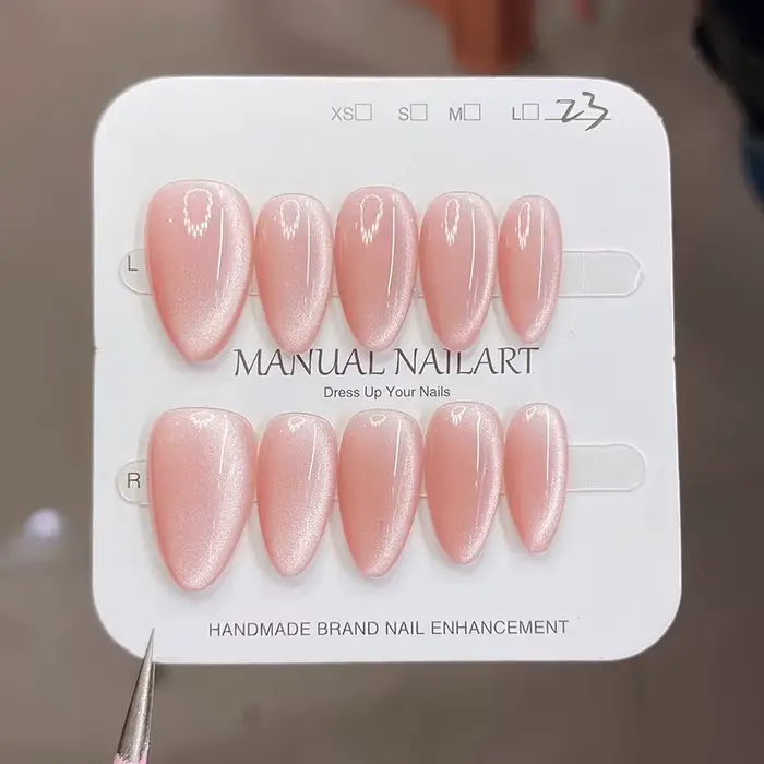 Ongles faits à la main en forme d'amande douce