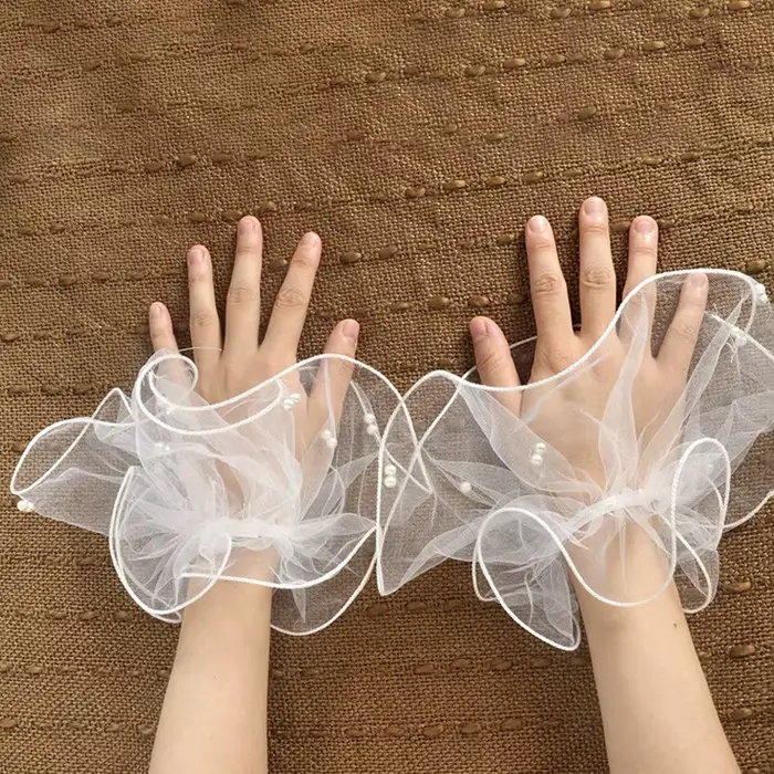Nail art arrière-plans blancs décoration de perles manches de poignet amovibles décor de séance photo d'ongle gants en tulle manucure montrant