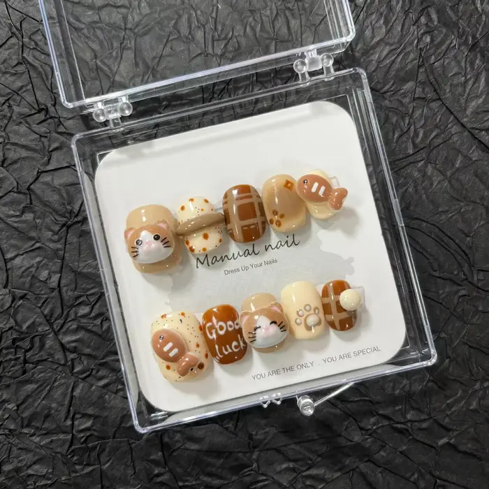 Faux ongles à pression marron chaud fait à la main chaton mignon mangeant du poisson vêtements court