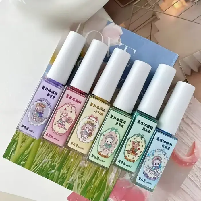 Solution de teinture pour ongles