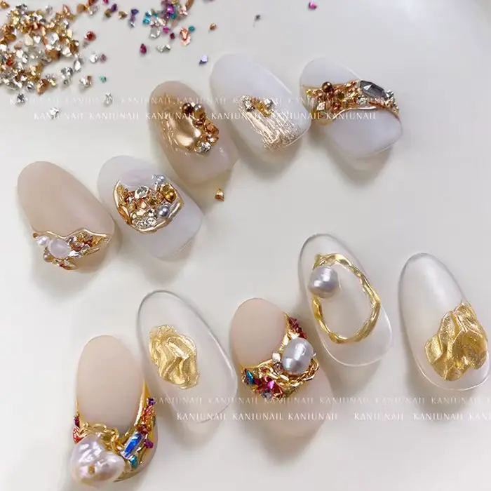 1 boîte de petits ornements d'ongles en matériau Vintage