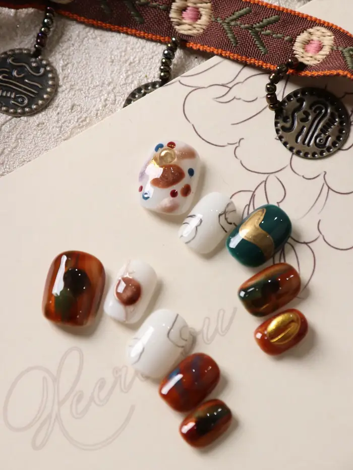 Lot de 10 faux ongles à presser marron et blancs