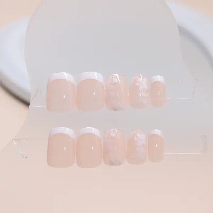 24 pièces Simple court Girly blanc Floral manucure mignon et doux portable faux ongles finition Nail Art ensemble