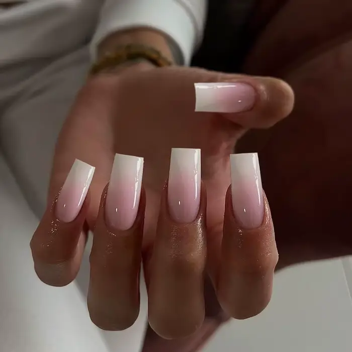 Faux ongles à pression ombrés rose à blanc pour femmes