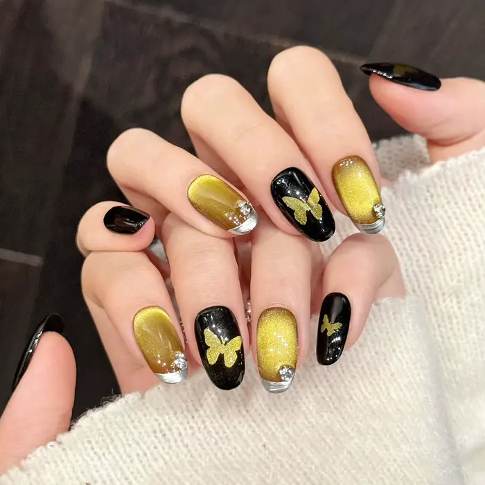 10 faux ongles faits à la main avec motif papillon doré et effet œil de chat noir