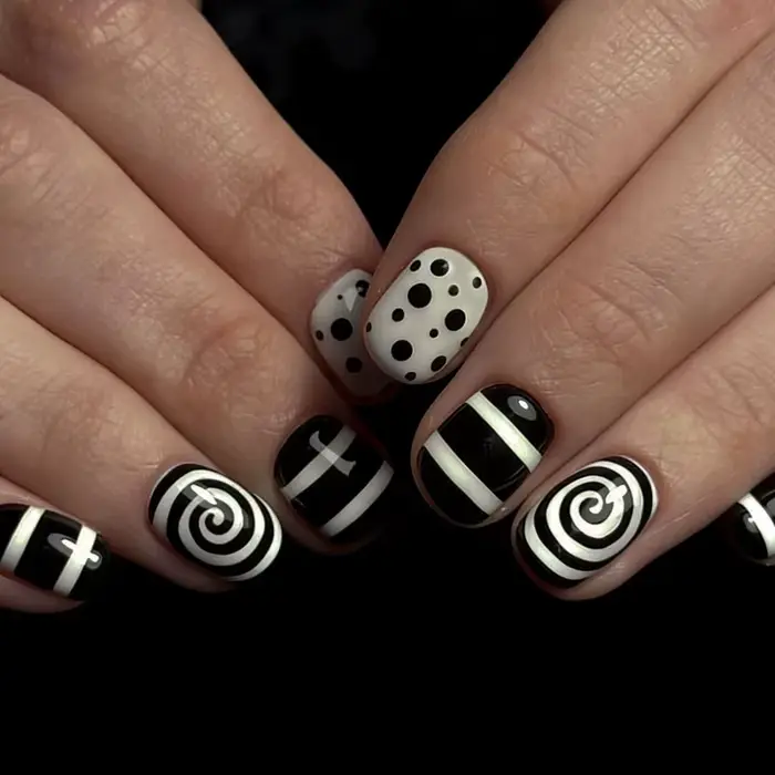 24 faux ongles courts carrés à motif géométrique rétro